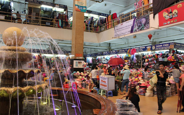 Gian hàng bày bán mũ, nón, giày, dép đa dạng mẫu mã