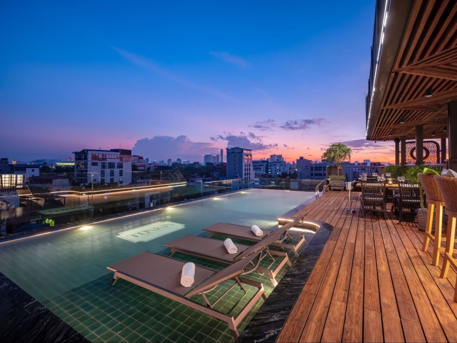 Hồ bơi vô cực mở ra không gian ngắm toàn cảnh thành phố lúc hoàng hôn