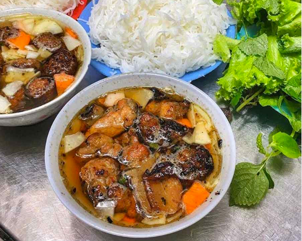 Món bún chả que tre tại chợ Đồng Xuân
