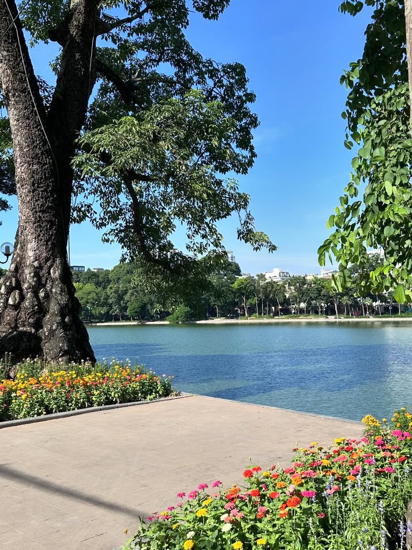 Mùa thu Hà Nội ngay tại phố đi bộ Hồ Gươm