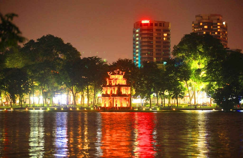 Vẻ đẹp lung linh của Hồ Gươm về đêm