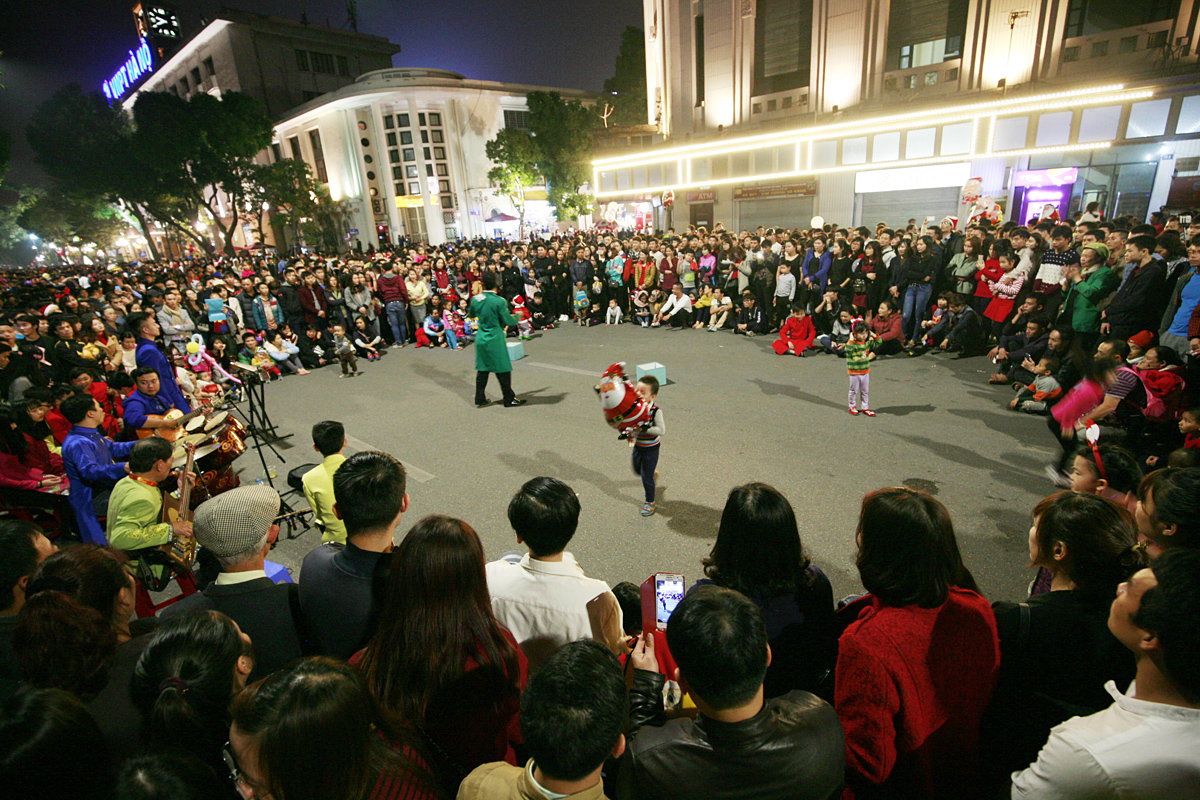 Xem biểu diễn nghệ thuật đường phố, nghệ thuật dân gian Hà Nội