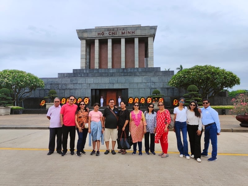 Visit Ho Chi Minh Mausoleum