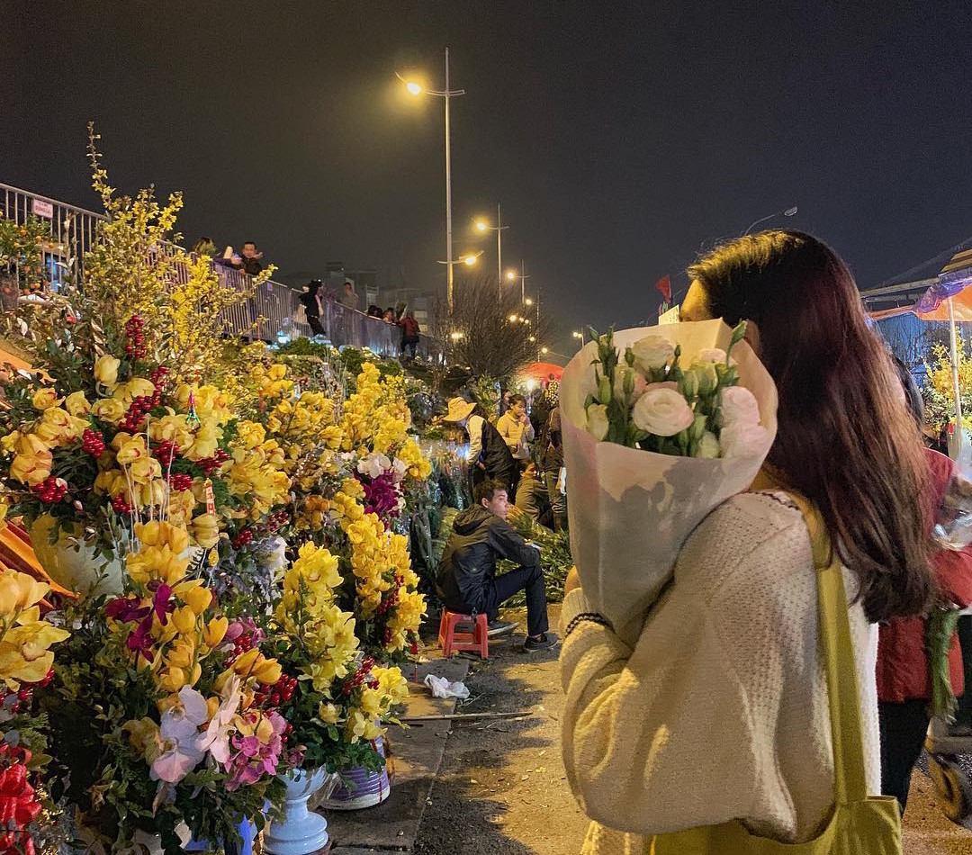 Check in với background lung linh sắc hoa