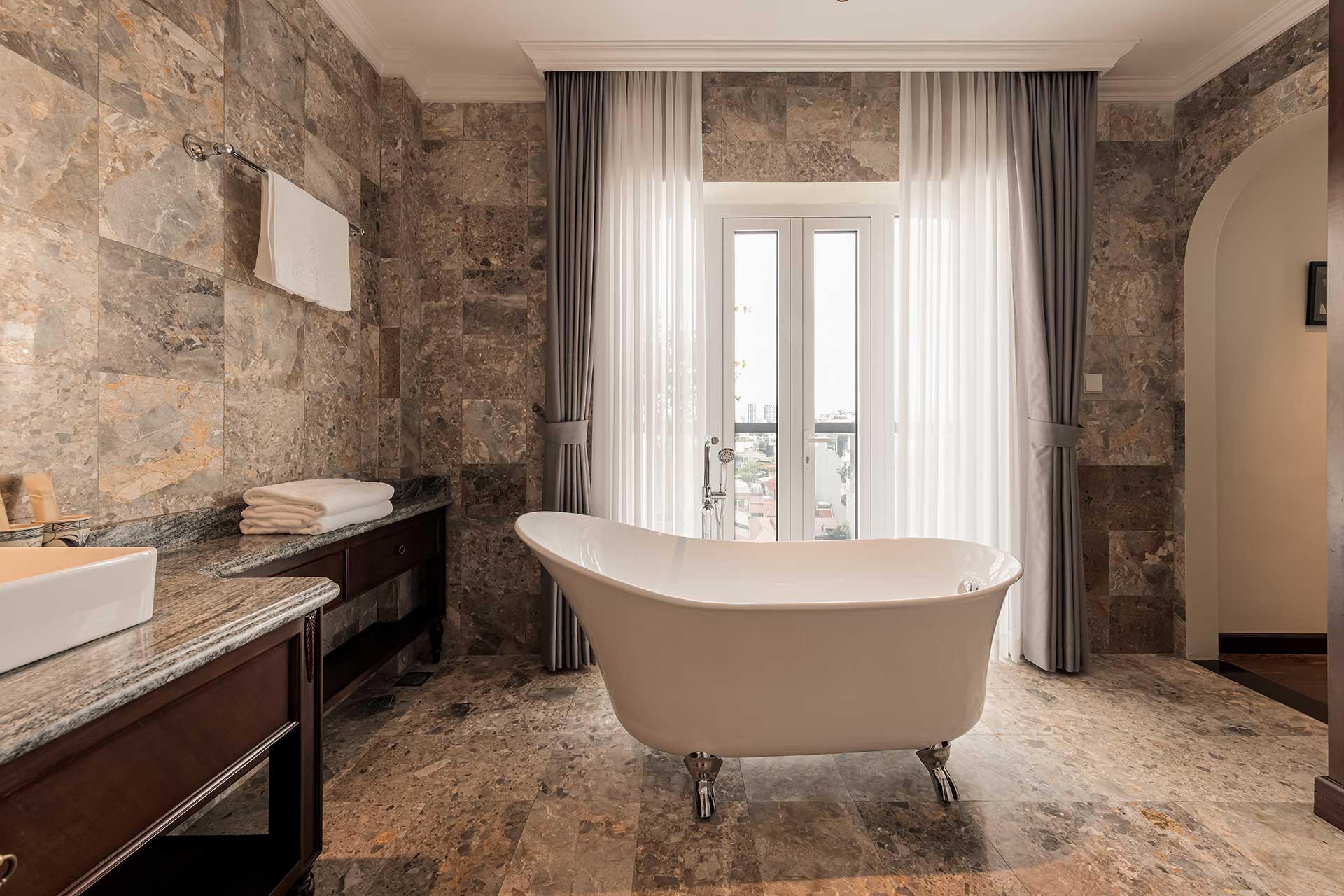 A luxury retreat
in the bustling Old Quarter